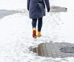 Lefagyott a járda? Ez a mozdulat kivédi, hogy eless rajta, ha megcsúsztál