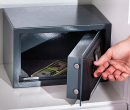 Otthoni értékmegőrzés: mit érdemes széfben tartani, és mikor nem elég egy fiók vagy szekrény? Otthoni értékmegőrzés: mit érdemes széfben tartani, és mikor nem elég egy fiók vagy szekrény?