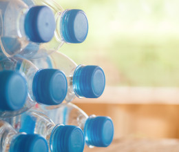 Elhiszed? "Nyugodtan" a nyilvános kukába dobhatod Magyarországon a műanyag palackot