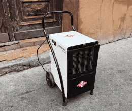 Beázás utáni szárítás: ezért kritikus a falak mélyrétegeinek gyors kiszárítása - páramentesítő bérlés segítségével