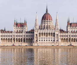 Váratlan fordulat: a Partizán csatorna munkatársait nem engedték be a Parlamentbe, az indoklással pedig hamar lebuktak