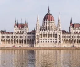 Váratlan fordulat: a Partizán csatorna munkatársait nem engedték be a Parlamentbe, az indoklással pedig hamar lebuktak