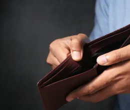 Ötven év után kapta vissza a pénztárcáját a férfi: sokkoló, mit talált benne