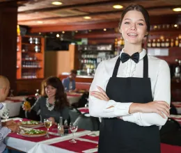 Szörnyű dolgot árult el a pincér a vendégeknek a rántott húsról, ki akarták rúgni miatta