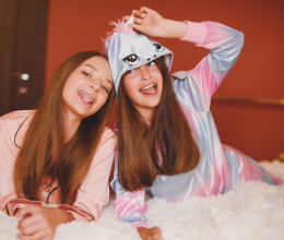 Önállóság a gyereknél: mikortól hagyhatod otthon egyedül és mikortól alhat máshol?