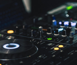 Már most érdemes kalkulálni az esküvői DJ 2026-os áraival!