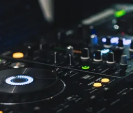 Már most érdemes kalkulálni az esküvői DJ 2026-os áraival!