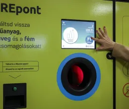 Többször is visszaváltotta a palackokat az automatában: milliós összeg ütötte a markát a magyar áruházi dolgozónak