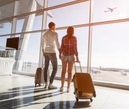 Előnászútra indult a szerelmespár: a férfi beugrott a reptér mosdójába, majd amikor kijött, ez a sokkoló látvány fogadta a menyasszonya helyett Előnászútra indult a szerelmespár: a férfi beugrott a reptér mosdójába, majd amikor kijött, ez a sokkoló látvány fogadta a menyasszonya helyett