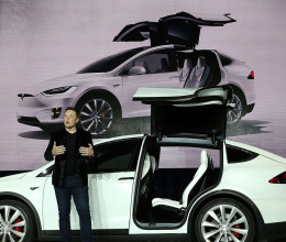 Futurisztikus mutatvány a Tesla bemutatóján: a levegőben pördült meg a Roadster