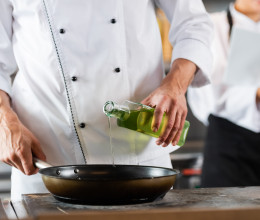 A profi séfek sosem teszik ezt a serpenyővel rögtön a sütés után, különben hamar tönkremegy A profi séfek sosem teszik ezt a serpenyővel rögtön a sütés után, különben hamar tönkremegy