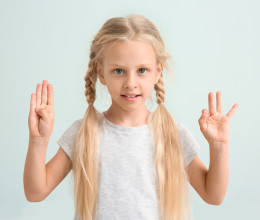 Siketen született ez a kislány, de a magyar orvosok forradalmi dologgal adták vissza a hallását