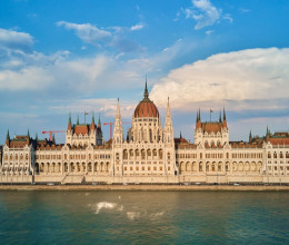 Világsztár pózolt a magyar Parlament előtt, külföldön is csodálták a képet Világsztár pózolt a magyar Parlament előtt, külföldön is csodálták a képet