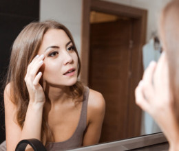 Kihullhat a szempillád, ha így mosod le a sminked - Ezentúl garantáltan másképp fogod csinálni