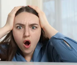 Vasalódeszkát rendelt a nő az interneten, leesett az álla a döbbenettől, amikor a futár házhoz vitte a csomagot Vasalódeszkát rendelt a nő az interneten, leesett az álla a döbbenettől, amikor a futár házhoz vitte a csomagot