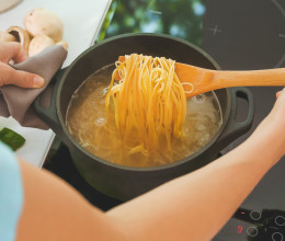 Kevesen tudják, mire való a lyuk a spagettiszedő kanálon - Két funkciója is van