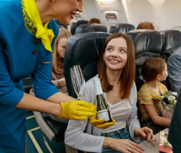 Kutatás bizonyítja: királyi bánásmódban részesít a személyzet, ha ilyen színű ruhát viselsz a repülőn Kutatás bizonyítja: királyi bánásmódban részesít a személyzet, ha ilyen színű ruhát viselsz a repülőn