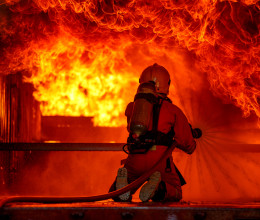 Százhalombattai tűz: hátborzongató vörös égre ébredtek a szemtanúk, az ablakok is megremegtek