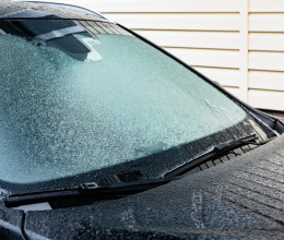 Csak pár egyszerű lépés az egész: így tüntesd el a jeget az autód szélvédőjéről, hogy nyoma se maradjon