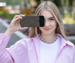 Kétszer olyan gyorsan fog romlani a szemed, ha telefonozás közben ezt nem teszed meg