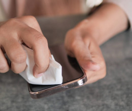 Aki így tisztítja a mobiltelefonját, tönkreteszi