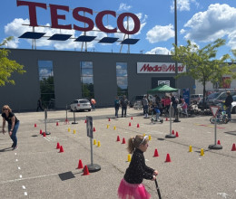 57 millió forinttal ad lendületet a Tesco a helyi fiatalok és közösségek jövőjét támogató projektekhez 57 millió forinttal ad lendületet a Tesco a helyi fiatalok és közösségek jövőjét támogató projektekhez