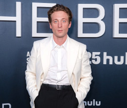 Már tudjuk, miért mászkál Jeremy Allen White mindig virágcsokorral – és imádjuk érte