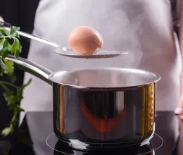 Ha így néz ki a tojás főzés után, ne edd meg: komoly bajt jelez Ha így néz ki a tojás főzés után, ne edd meg: komoly bajt jelez