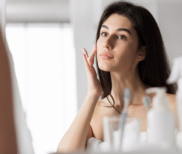 Nem a zöld tea, nem is a citromos víz: igyál ebből egy pohárral lefekvés előtt, és reggelre teljesen kisimul az arcod