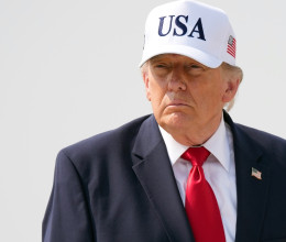 Többen is megijedtek a Donald Trump íróasztalán lévő tárgytól: egészen váratlan dolog történik, amikor az elnök hozzányúl