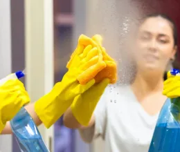 Ezt a 4 durva hibát sokan elkövetik a tükrök tisztításánál Ezt a 4 durva hibát sokan elkövetik a tükrök tisztításánál