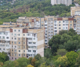 A panelház, amely halálos titkot rejtett: egymás után lettek leukémiások a lakók, míg ki nem derült, mi lapul a falban