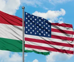 A budapesti amerikai nagykövetség előtt tényleg nem mondhatod ki ezeket a szavakat?