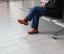 Az orvosi vizsgálat után, a rendelőben dagadt duplájára a magyar páciens lába: mindenki megrökönyödött, amikor felhúzta a nadrágja szárát 