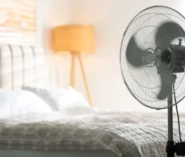 Tilos így használni a ventilátort a kánikulában: csak a forró levegőt keringeted a lakásban Tilos így használni a ventilátort a kánikulában: csak a forró levegőt keringeted a lakásban