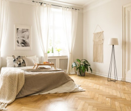 Világos bútorok a tágas és rendezett hálószobáért