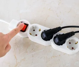 Vigyázz: ha így használod a hosszabbítót, óriási lakástűz lehet belőle