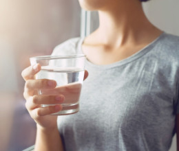 Ezért ne igyál soha hideg vizet evés után: megdöbbentő, mit tesz a gyomroddal