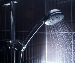 Ennyi idő után kellene lecserélni a zuhanyfejet – Tisztítással még menthető a dolog?