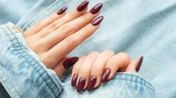 Ha egy manikűrt kipróbálsz idén, ez legyen az: elsőre furcsának tűnik, de most mindenki ezért a körömtrendért rajong