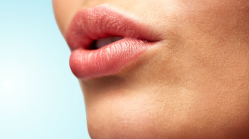 Ez a szokás durván ráncosítja az ajkaidat és öregíti a megjelenését – hagyj fel vele minél előbb Ez a szokás durván ráncosítja az ajkaidat és öregíti a megjelenését – hagyj fel vele minél előbb