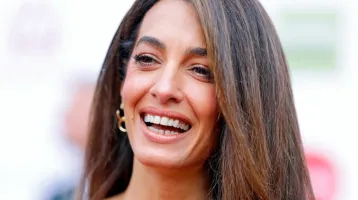 Amal Clooney nagyot váltott: elképesztően áll neki ez a retró hajtrend, éveket fiatalodott tőle Amal Clooney nagyot váltott: elképesztően áll neki ez a retró hajtrend, éveket fiatalodott tőle