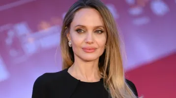 Angelina Jolie olyan átlátszó pucérruhát vett fel, hogy mindenkinek elakadt a lélegzete
