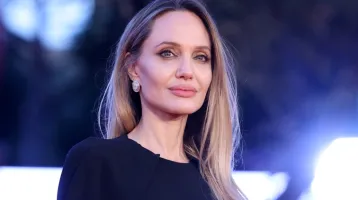 Mindenki csak pislogott, amikor Angelina Jolie megjelent ebben a lélegzetelállító ruhában: azonnal elcsavarta a fejeket Mindenki csak pislogott, amikor Angelina Jolie megjelent ebben a lélegzetelállító ruhában: azonnal elcsavarta a fejeket