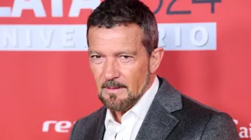 Ő Antonio Banderas 22 évvel fiatalabb barátnője: a szőke bombázó az ujja köré csavarta a spanyol szívtiprót 