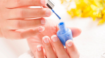 A kék körmök a legmenőbbek most – 7 francia manikűr inspiráció tavaszra A kék körmök a legmenőbbek most – 7 francia manikűr inspiráció tavaszra