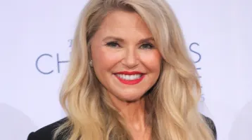 Leesett az állunk: bikiniben mutatta meg alakját a 71 esztendős modell, aki a 80-as évek legszebb nője volt