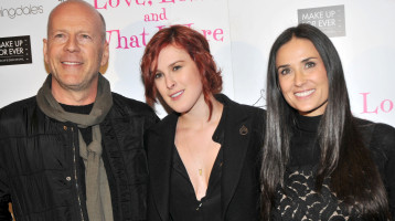 Elolvadunk tőlük: Bruce Willis 3 éves kisunokája és Rumer összeöltözve pózolnak Elolvadunk tőlük: Bruce Willis 3 éves kisunokája és Rumer összeöltözve pózolnak