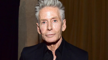 Ez a 46 évvel fiatalabb férfi a 83 esztendős Calvin Klein szerelme: a magyar származású divattervező 10 éve rajong modell barátjáért