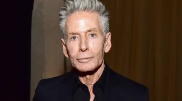 Ez a 46 évvel fiatalabb férfi a 83 esztendős Calvin Klein szerelme: a magyar származású divattervező 10 éve rajong modell barátjáért